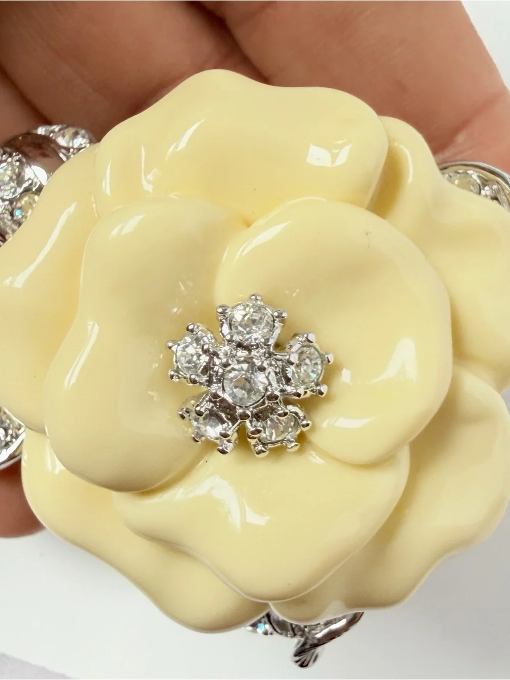 Nolan Miller Camellia Flower Cream Lucite Rhinestone Brooch Glamour Collection - Picture 3 of 8